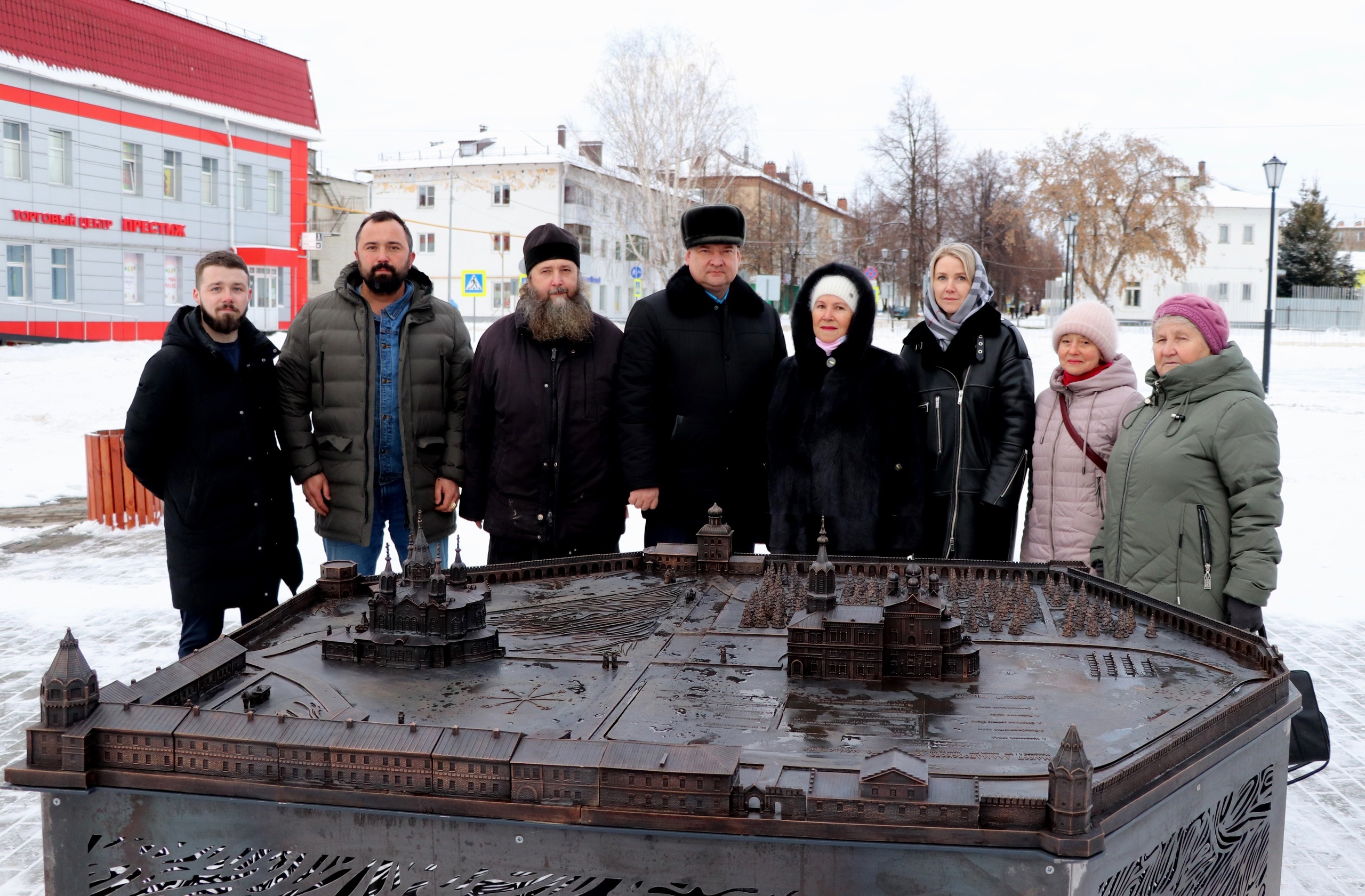 Сегодня на Успенской площади торжественно открыли макет Успенского Далматовского мужского монастыря..