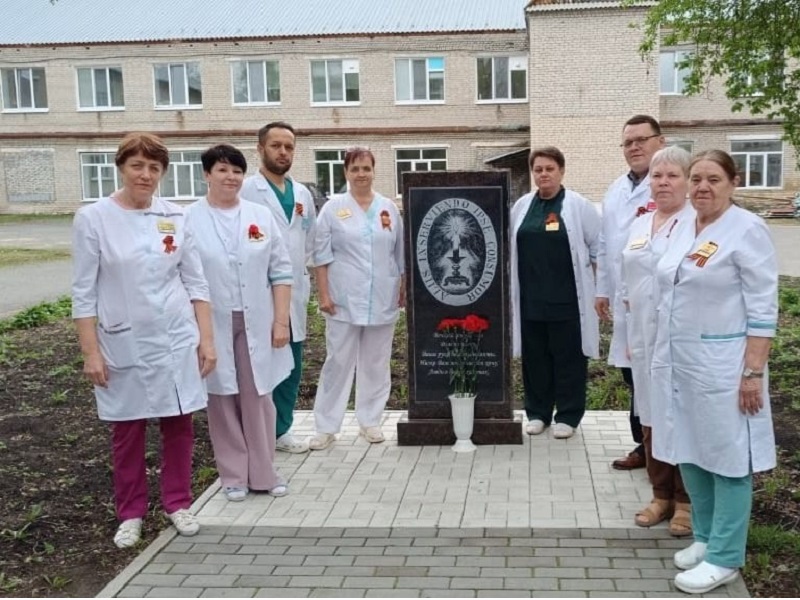 Сотрудники Далматовской ЦРБ отдали дань памяти героям-медикам.