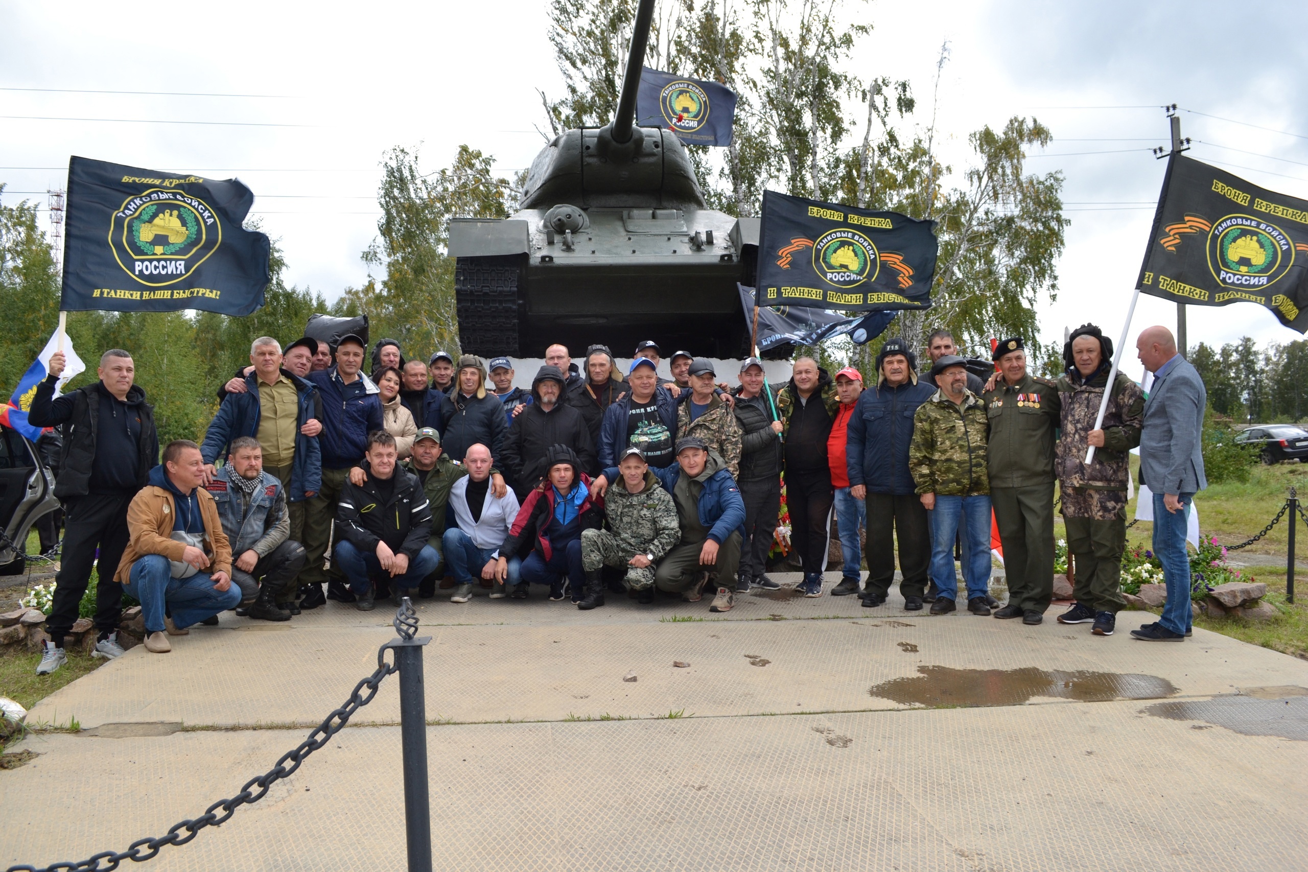 В с. Уксянском у танка &quot;Т-34&quot; ветераны танковых войск отметили День танкиста.