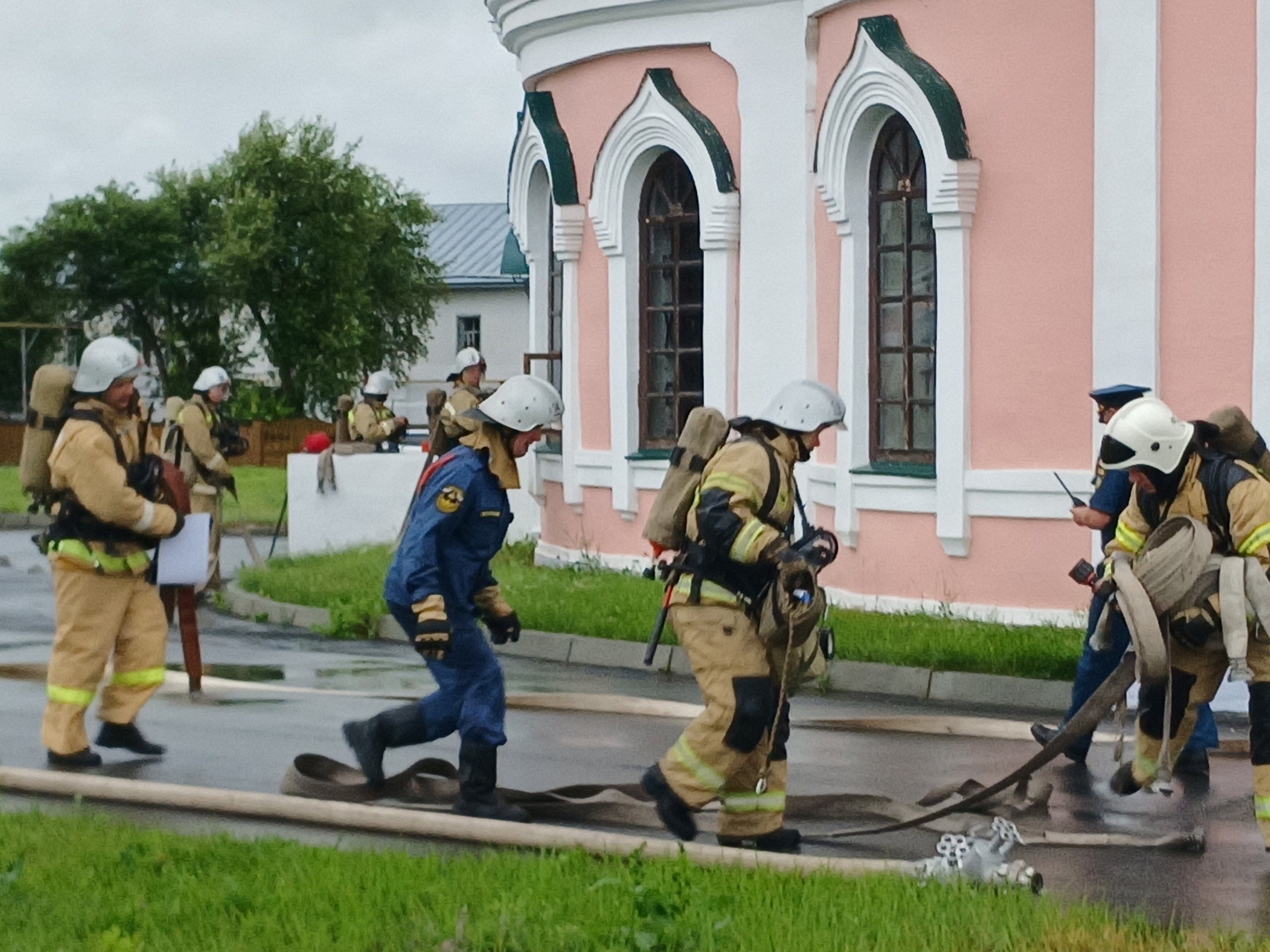 В Успенском Далматовском мужском монастыре прошли пожарно-тактические учения по ликвидации условного пожара.