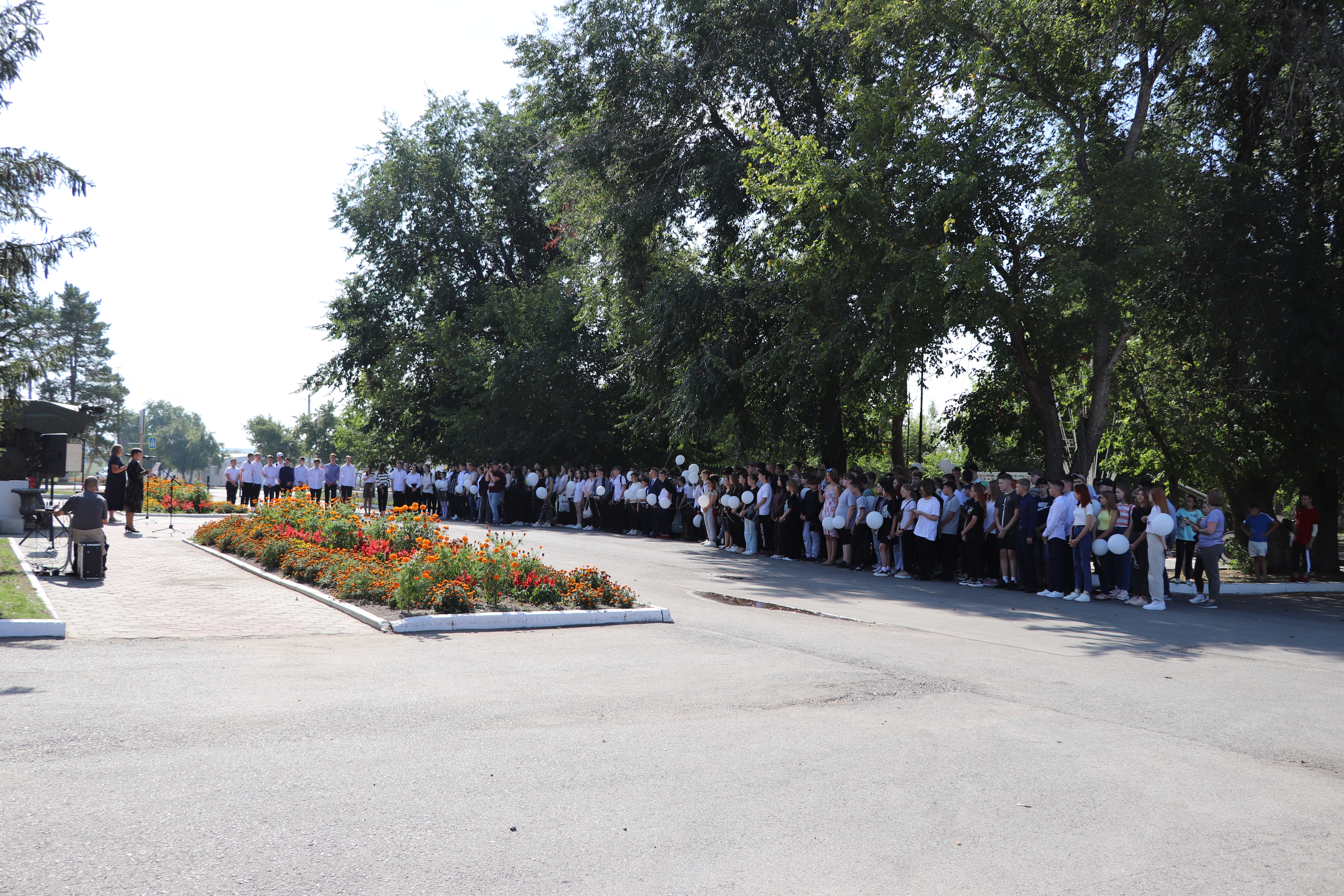 У мемориала «В память о погибших – во славу живым» прошел митинг «Мы за мир, мы против террора».