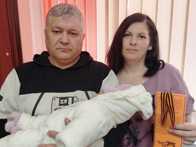 Свидетельство о рождении вручено новой жительнице округа!.