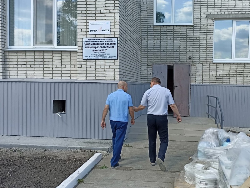 В Далматовском округе в рамках национального проекта «Молодежь и дети» ведутся ремонтные работы в школах города Далматово.