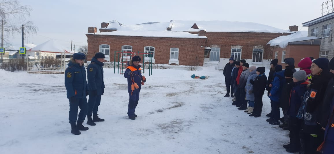 В Далматовском муниципальном округе для ребят провели спортивную эстафету и занятие по безопасности.