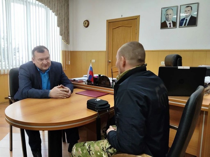 Глава Далматовского муниципального округа Андрей Аносов встретился с участником СВО, позывной "Сокол".