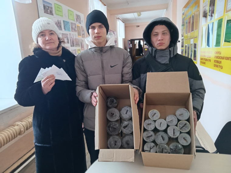 Студенты Далматовского филиала КППТ передали окопные свечи в центр сбора гуманитарной помощи. Студенты Далматовского филиала КППТ передали окопные свечи в центр сбора гуманитарной помощи.