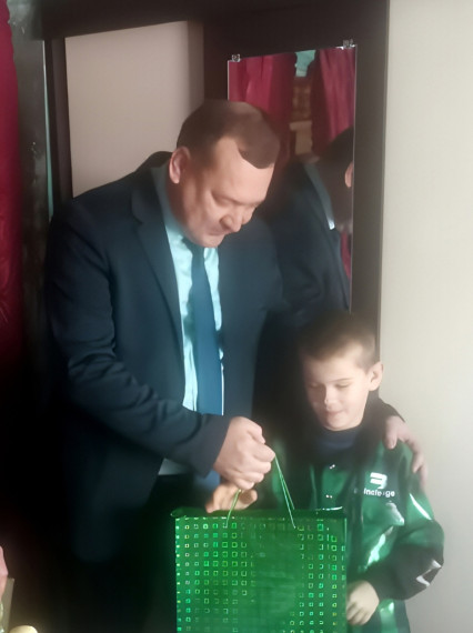 В день празднования Дня защитника Отечества ип Главы Далматовского округа Андрей Аносов посетил семьи погибших военнослужащих. В день празднования Дня защитника Отечества ип Главы Далматовского округа Андрей Аносов посетил семьи погибших военнослужащих.