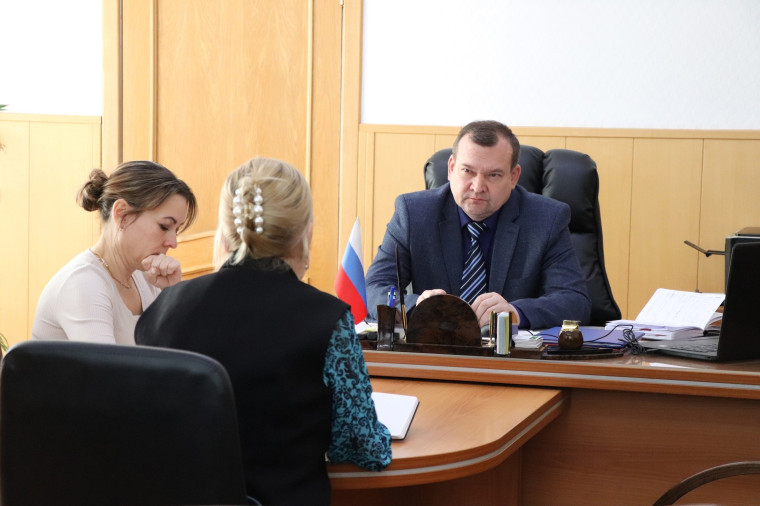 Более 10 человек получили разъяснения от главы округа в ходе личного приёма. Более 10 человек получили разъяснения от главы округа в ходе личного приёма.