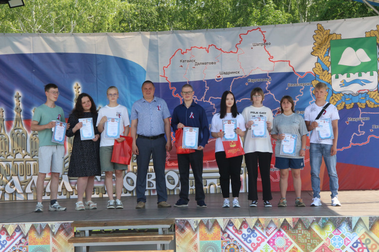 12 июня на мероприятии, посвященном праздновании Дня России, прошло награждение лучших волонтеров Далматовского муниципального округа. 12 июня на мероприятии, посвященном праздновании Дня России, прошло награждение лучших волонтеров Далматовского муниципального округа.