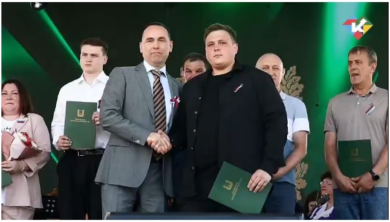 ☝ На фестивале «Русское поле» губернатор Вадим Шумков вручил награды труженикам, многодетным семьям, отличившимся землякам. ☝ На фестивале «Русское поле» губернатор Вадим Шумков вручил награды труженикам, многодетным семьям, отличившимся землякам.