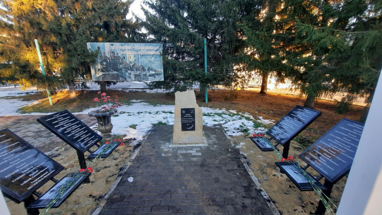 Герои нашего времени: в Далматово открыли мемориальные плиты в честь погибших в СВО. Герои нашего времени: в Далматово открыли мемориальные плиты в честь погибших в СВО.