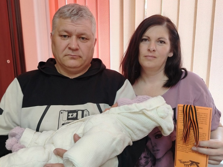Свидетельство о рождении вручено новой жительнице округа!. Свидетельство о рождении вручено новой жительнице округа!.