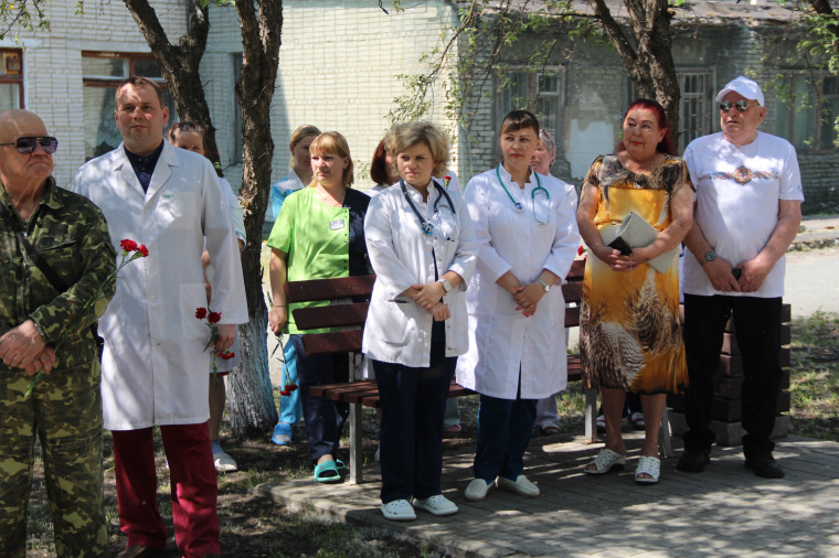 На территории Далматовской районной больницы открыли мемориал.