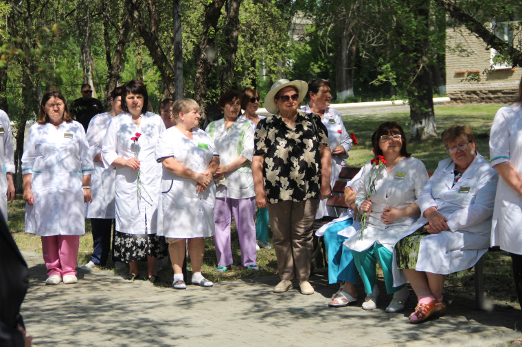 На территории Далматовской районной больницы открыли мемориал.
