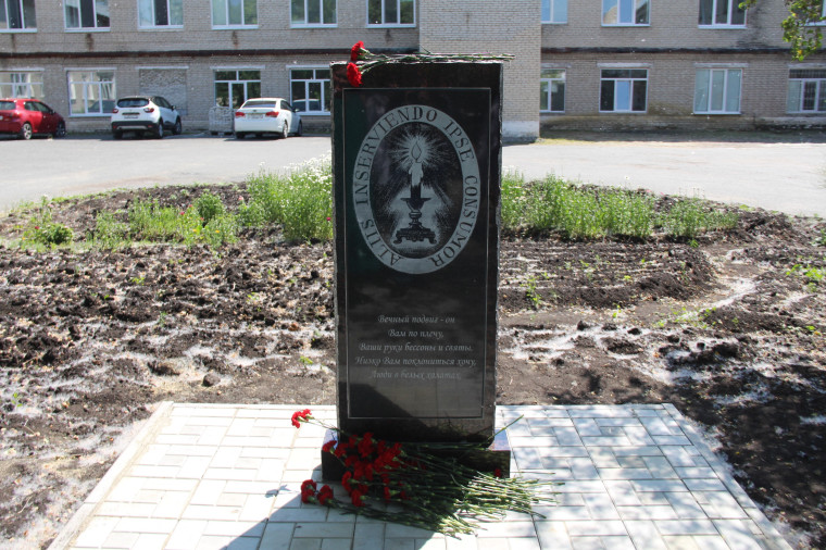 На территории Далматовской районной больницы открыли мемориал.